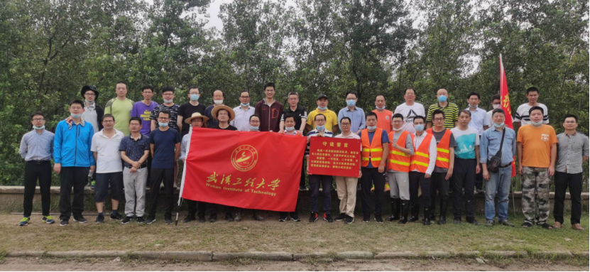 (图为永兴集团导航入口网址25日值守人员交接班合影)